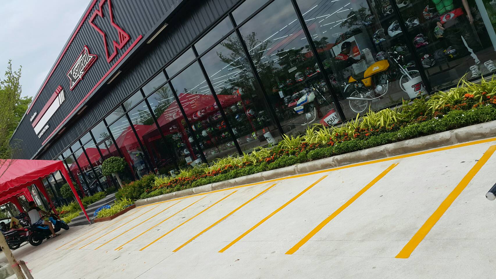 ตีเส้นช่องจอดรถยนต์,รถมอเตอร์ไซค์ตีเส้นจราจรภายในโณงงาน