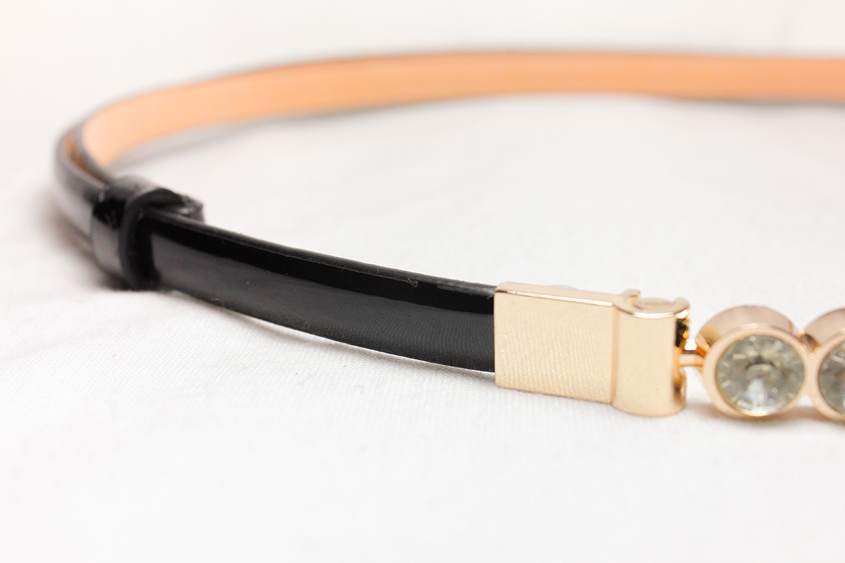 เข็มขัดปรับเอวได้ หัวรูปเพชรสวย สายหนังสีดำ