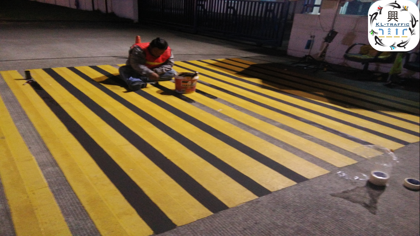 รับทำสีพืนเส้นห้ามจอดรถ,ทางเดินข้ามถนนเข้าโรงงานด้วยสีอิบ๊ีอคซี่