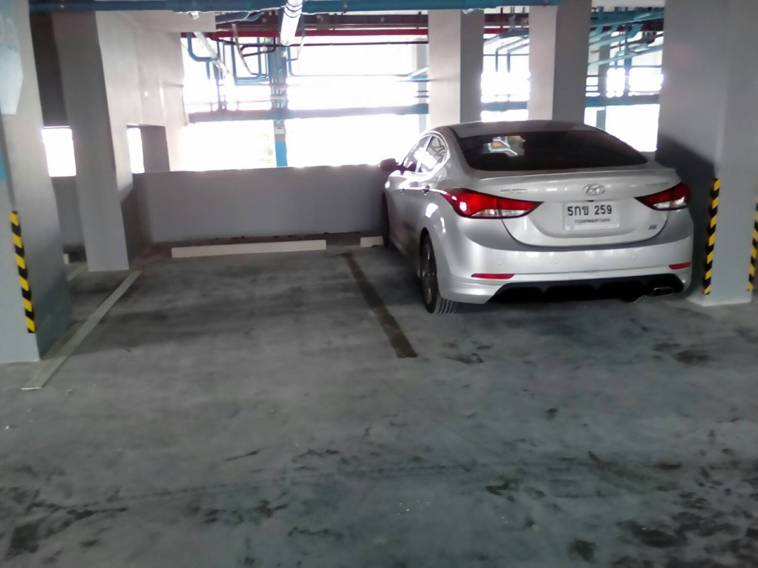 ตีเส้นช่องจอดรถภายในคอนโด กทม