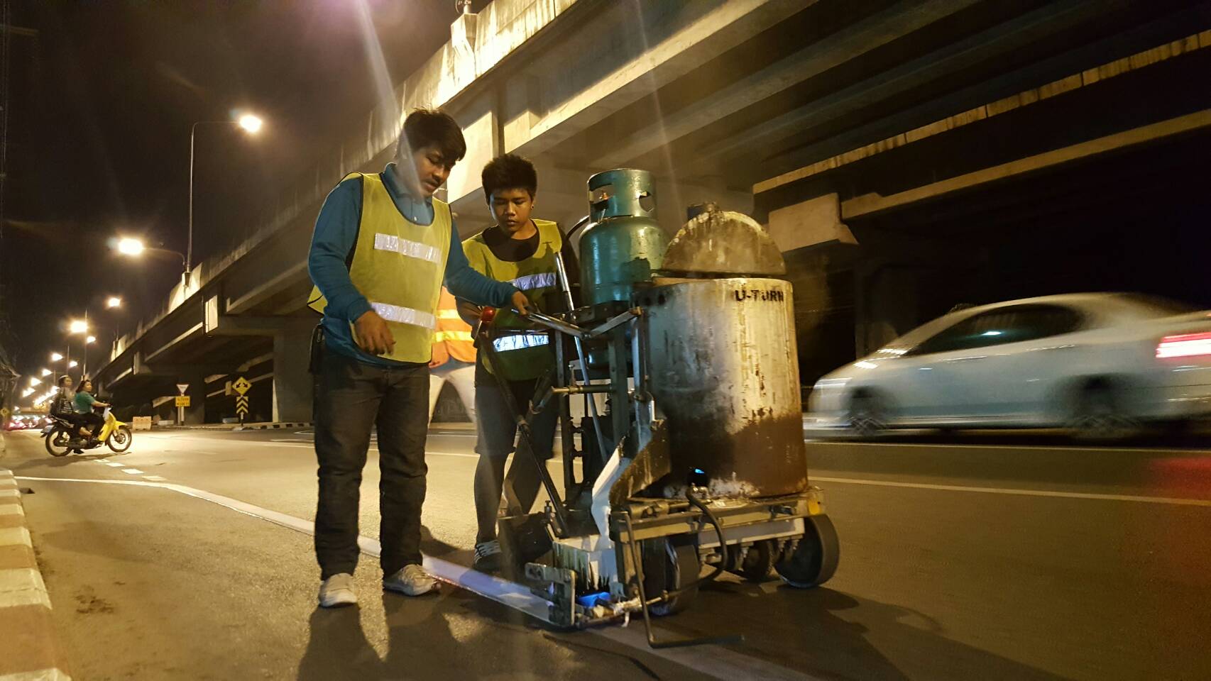 งานตีเส้นถนนตีเส้นจราจรสมุทรสาคร กาญจนบุรี ราชบุรี นครปฐม นนทบุรี