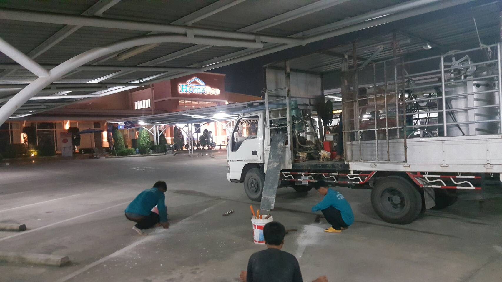 ตีเส้นช่องจอดรถในห้างโฮมโปรกรุงเทพ
