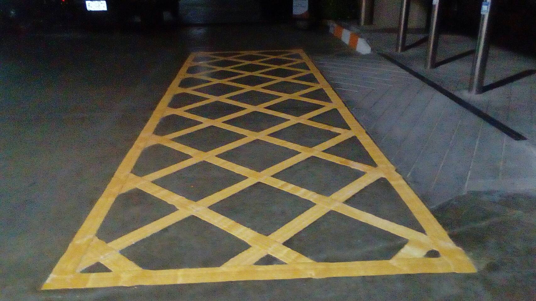 ตีเส้นช่องจอดรถในห้างโฮมโปรกรุงเทพ