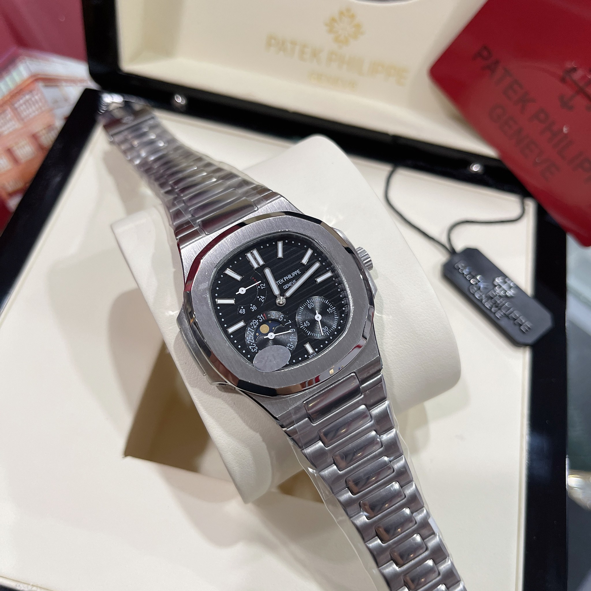 นาฬิกา Patek Philippe Men's Nautilus Ref.5712 Black สายแสตนเลส Body Swiss