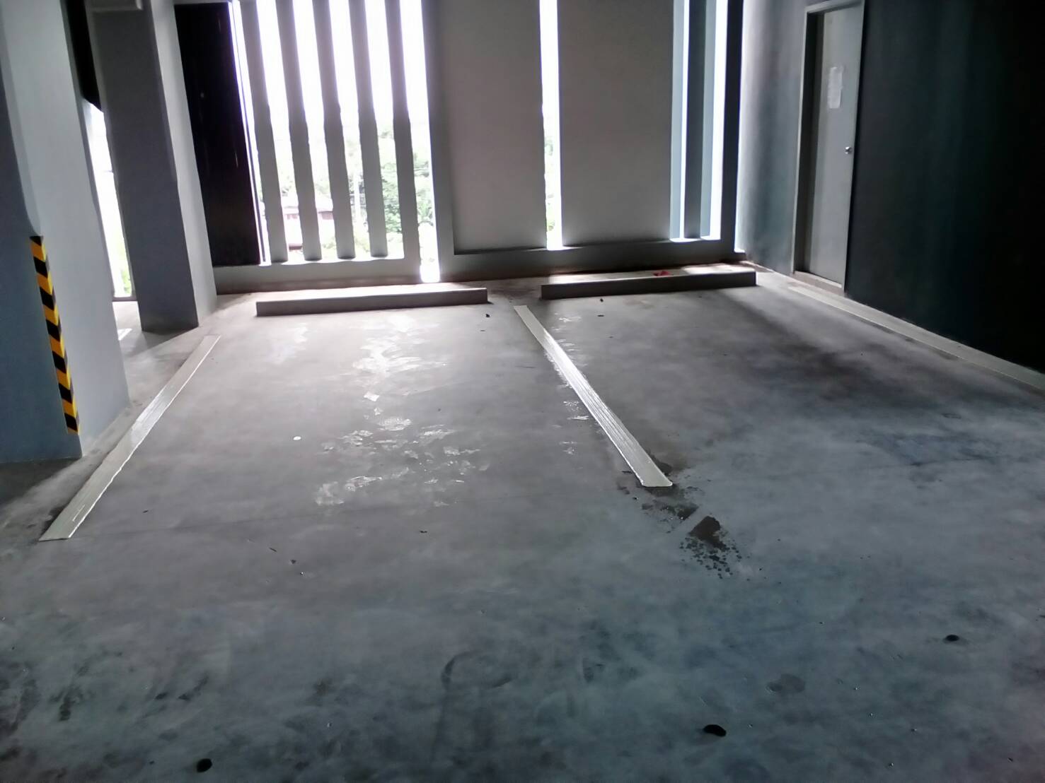 ตีเส้นช่องจอดรถภายในคอนโด กทม