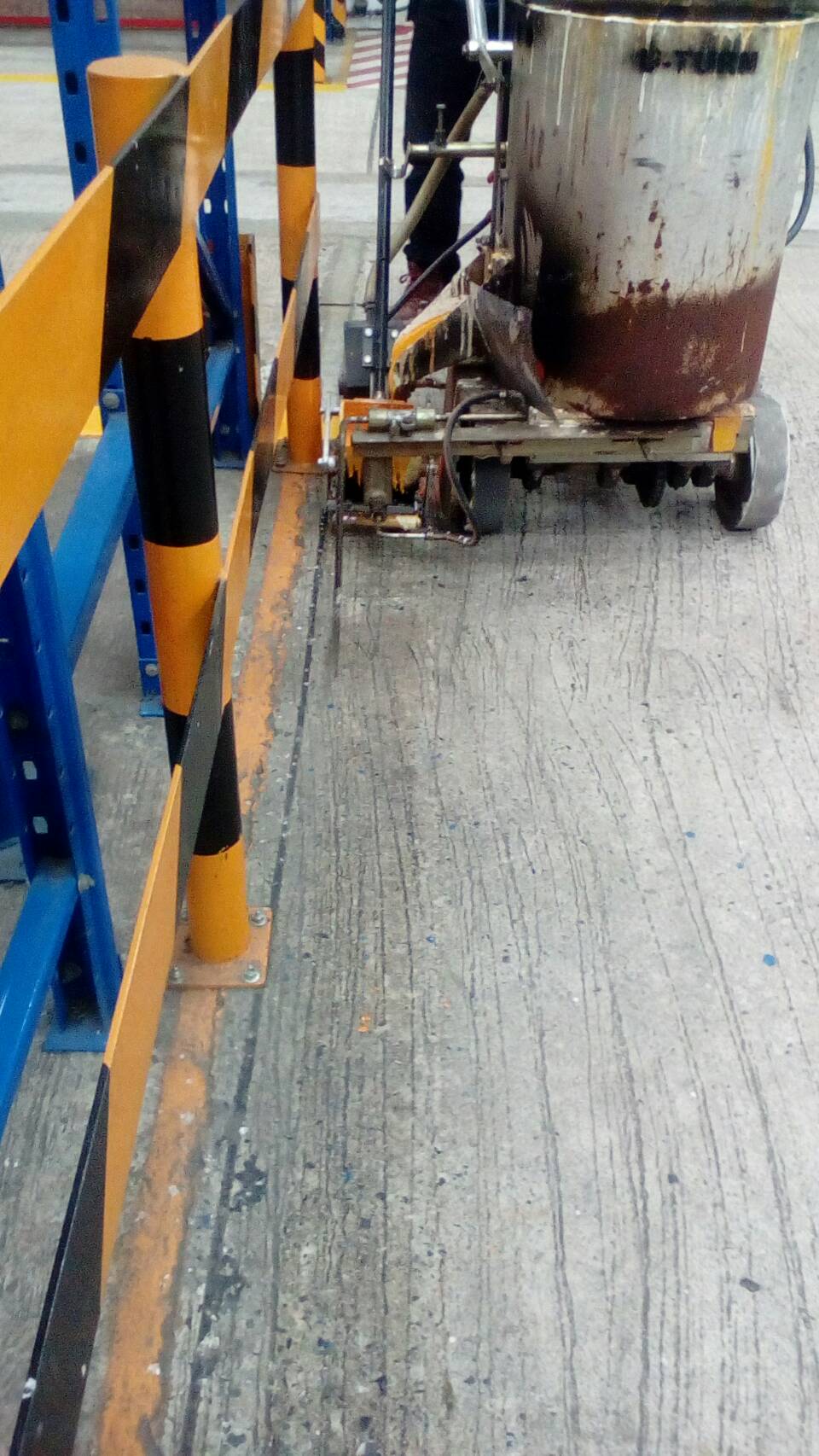 งานตีเส้นด้วยสีเทอรืโมพลาสติก,สีพื้นกันลื่นภายในโรงงาน