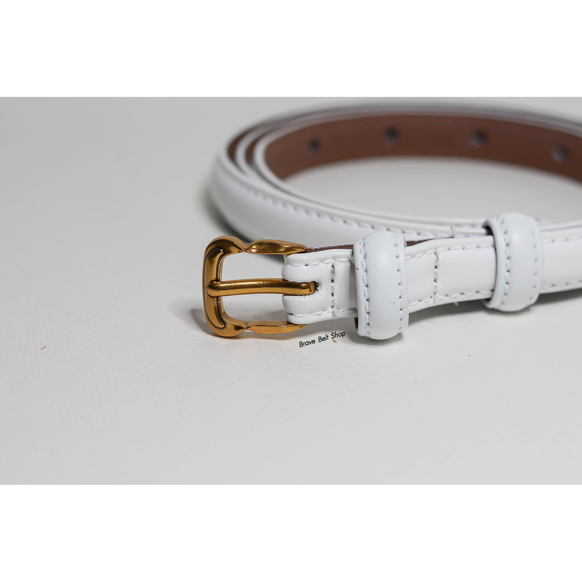 เข็มขัดแฟชั่นผู้หญิงสีขาวเส้นเล็กหนังแท้