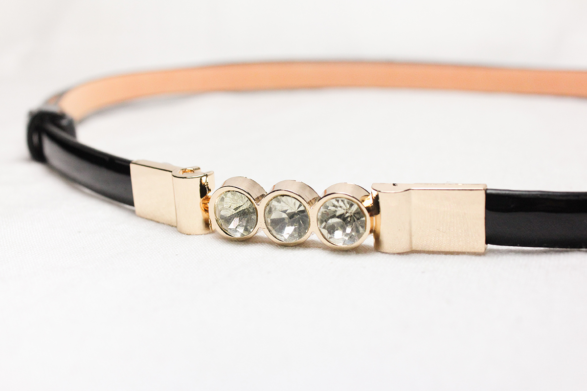 เข็มขัดปรับเอวได้ หัวรูปเพชรสวย สายหนังสีดำ