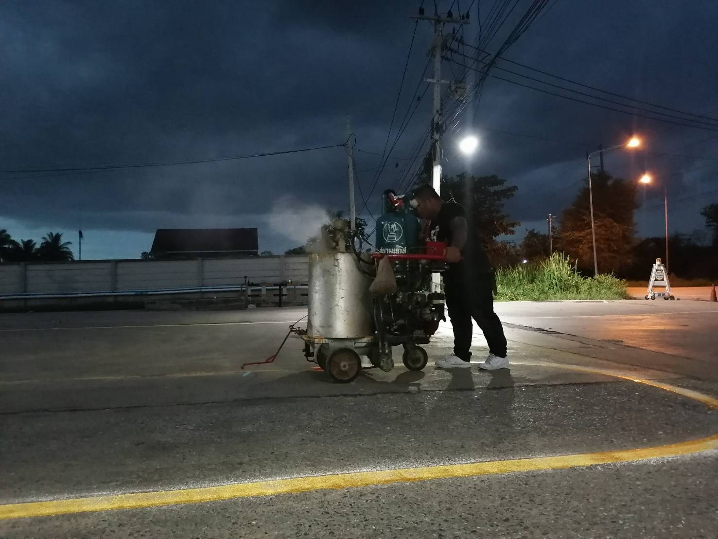 ตีเส้นช่องจอดรถยนต์,รถมอเตอร์ไซค์ตีเส้นจราจรภายในโณงงาน