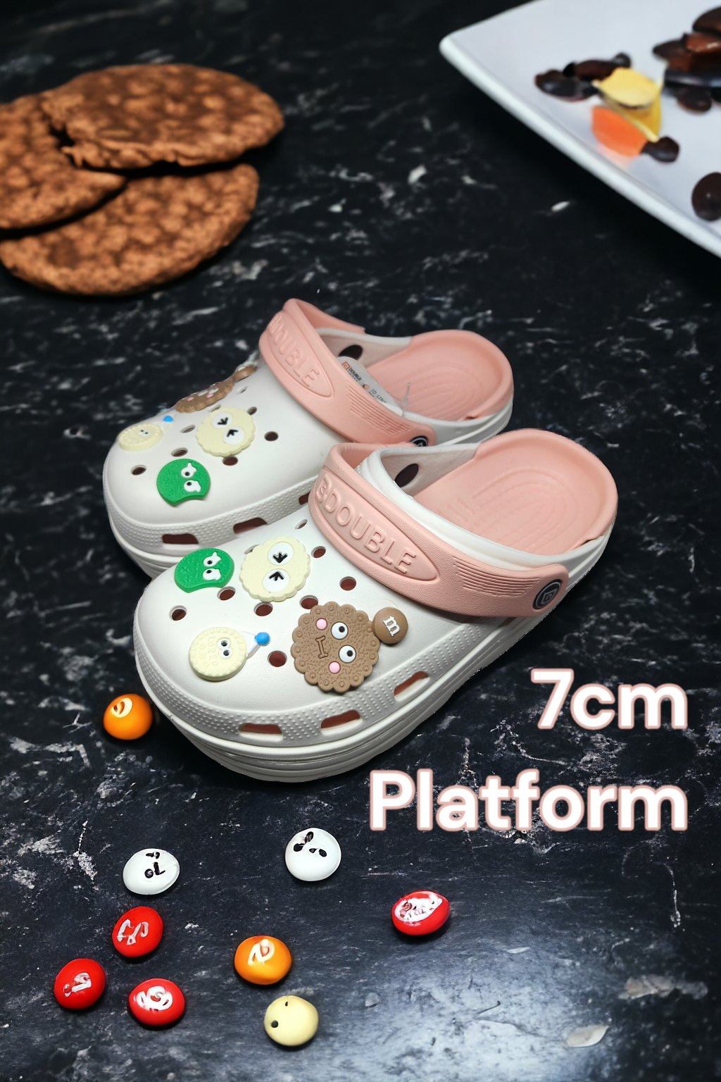 KiKi Shoes - รองเท้าผู้หญิง แตะสวม หัวโต เปิดส้น แพลทฟอร์มสูง 7 ซม. สไตล์ คร็อก พร้อมติดอะไหล่การ์ตูนน่ารัก แบบจัดเต็ม สูง ขาเรียว เพรียวแค่ใส่คู่นี้ จัดเลย