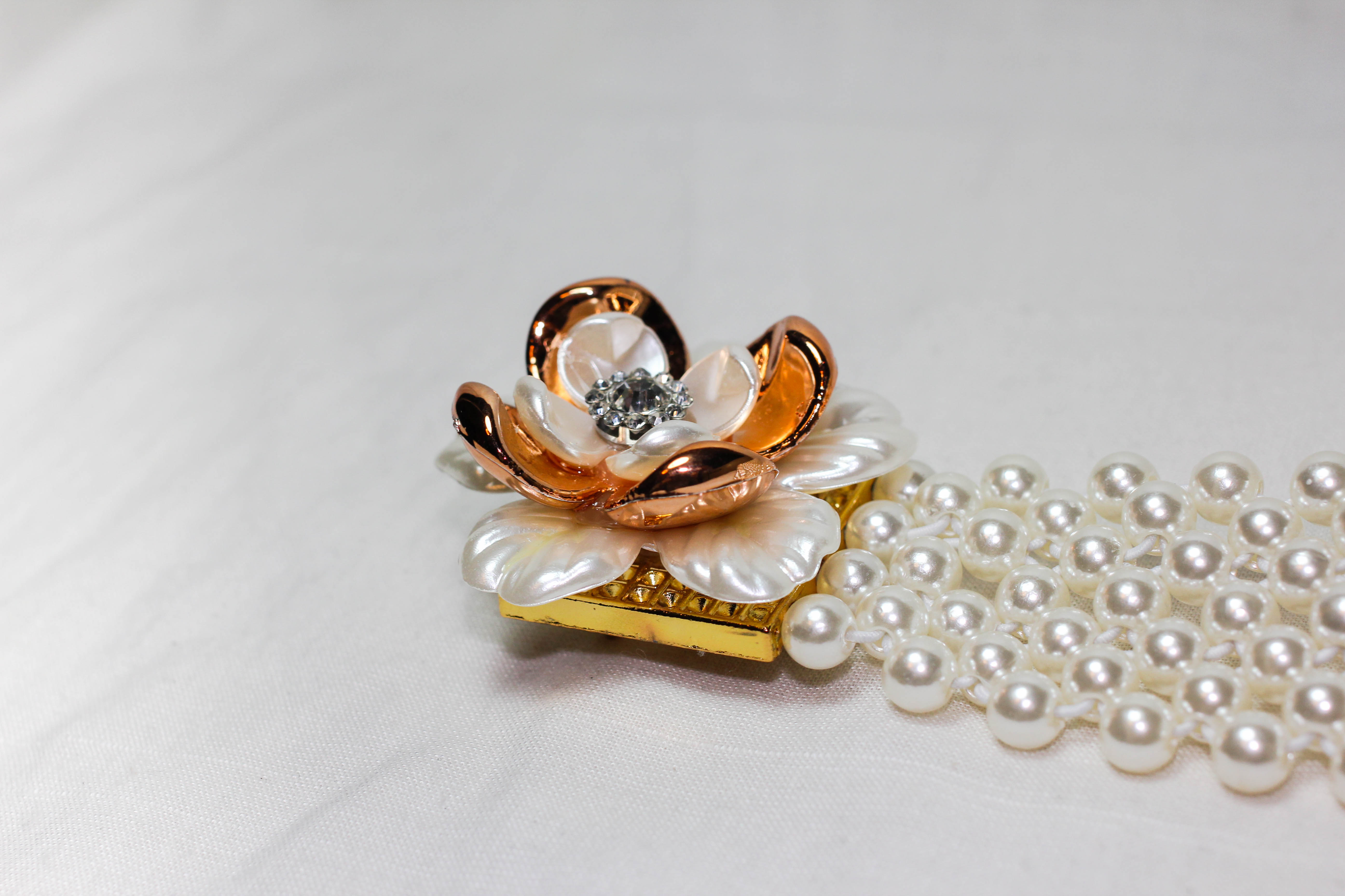 เข็มขัดไข่มุกผู้หญิง หัวดอกไม้สีทองสวยงาม