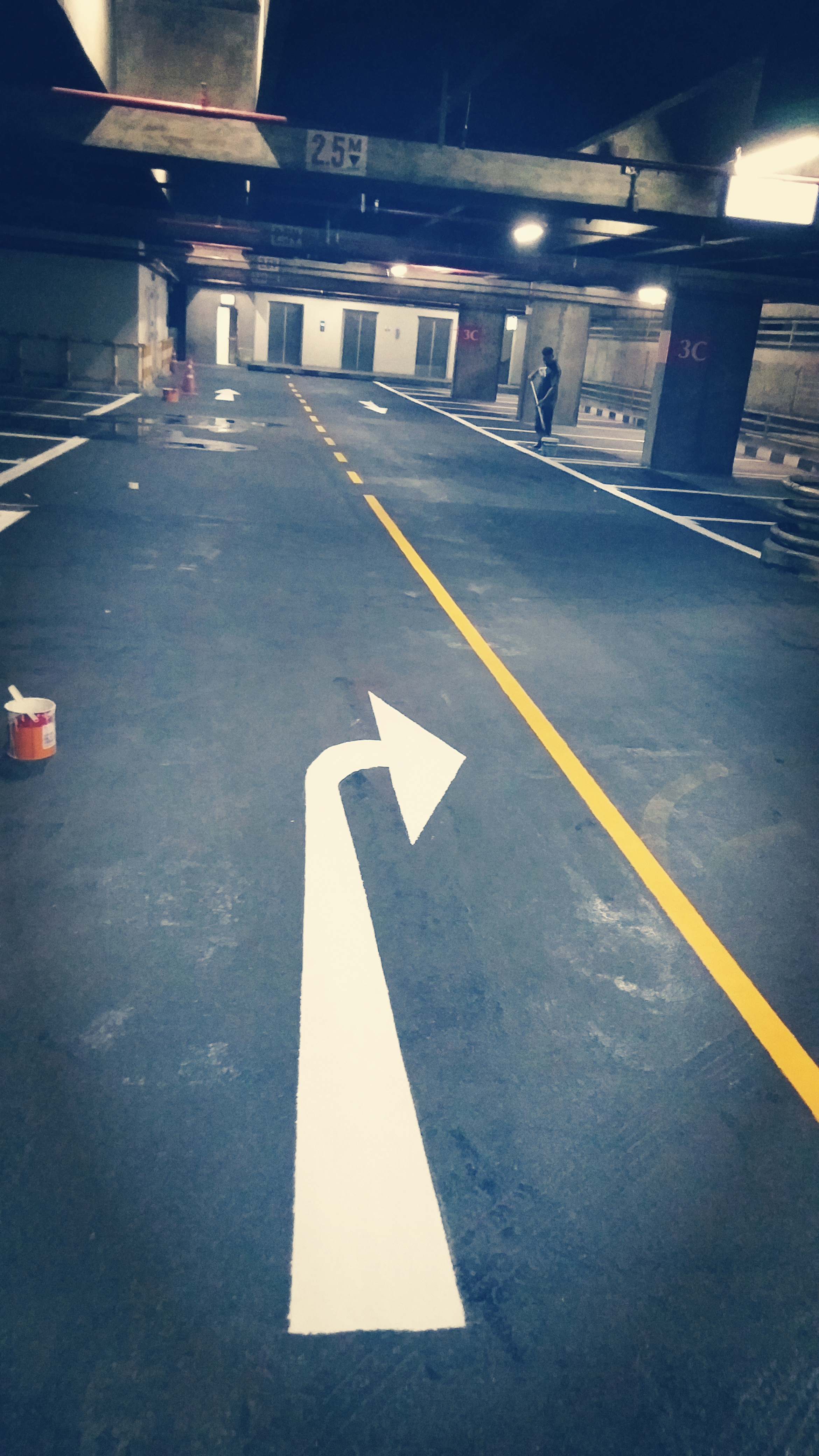 ตีเส้นช่องจอดรถในคอนโด,อาคารจอดรถ