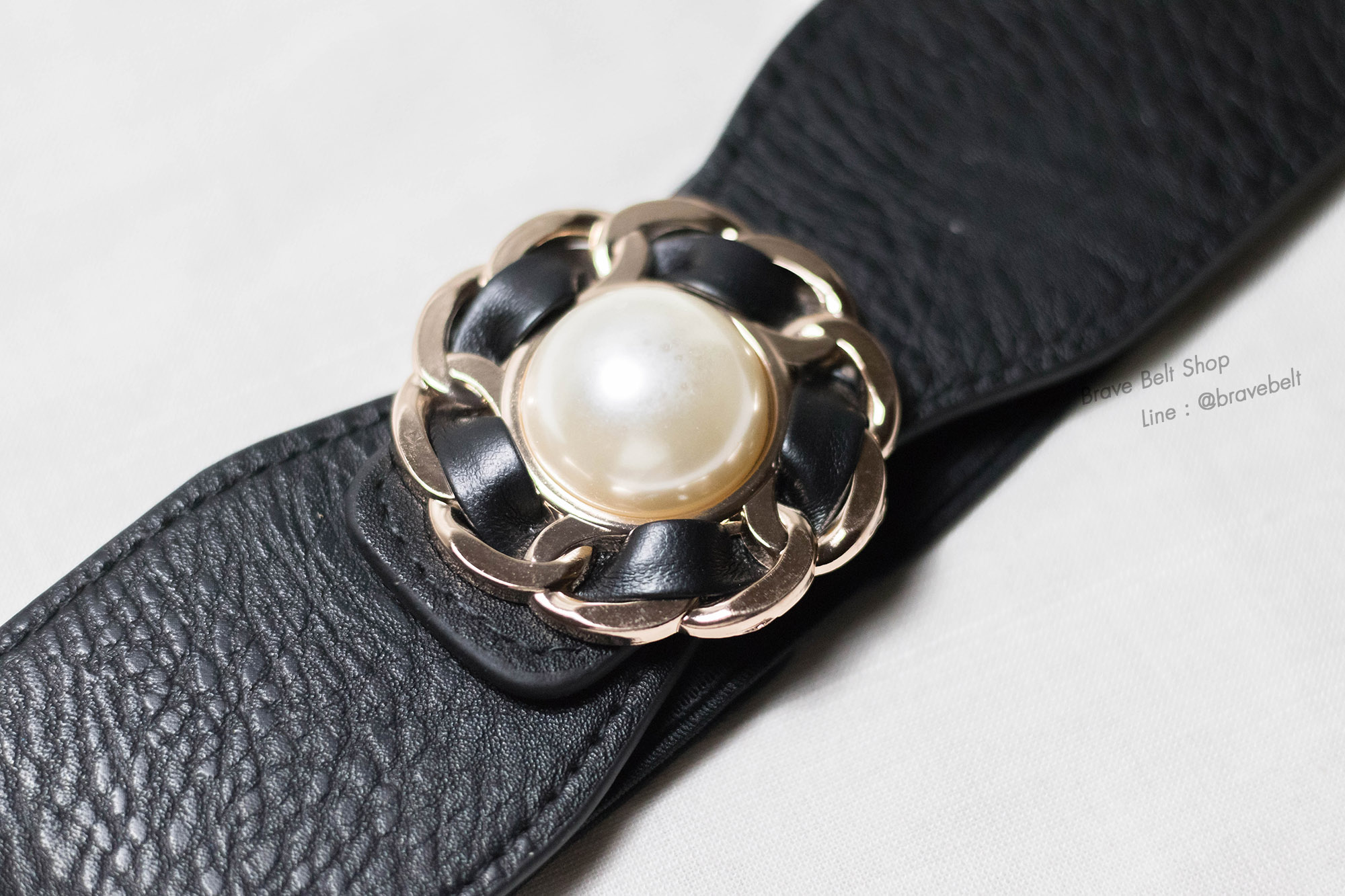 เข็มขัดแฟชั่นหัวมุกแบบฟรีไซต์ หนังสีดำ