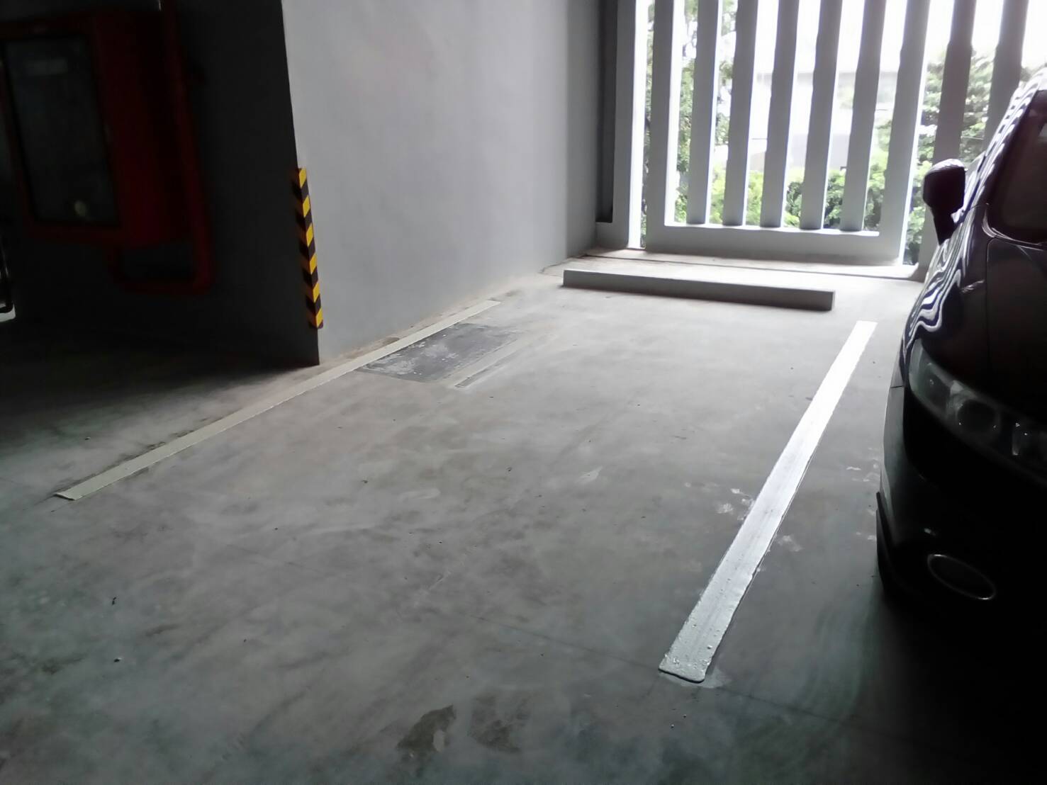 ตีเส้นช่องจอดรถภายในคอนโด กทม