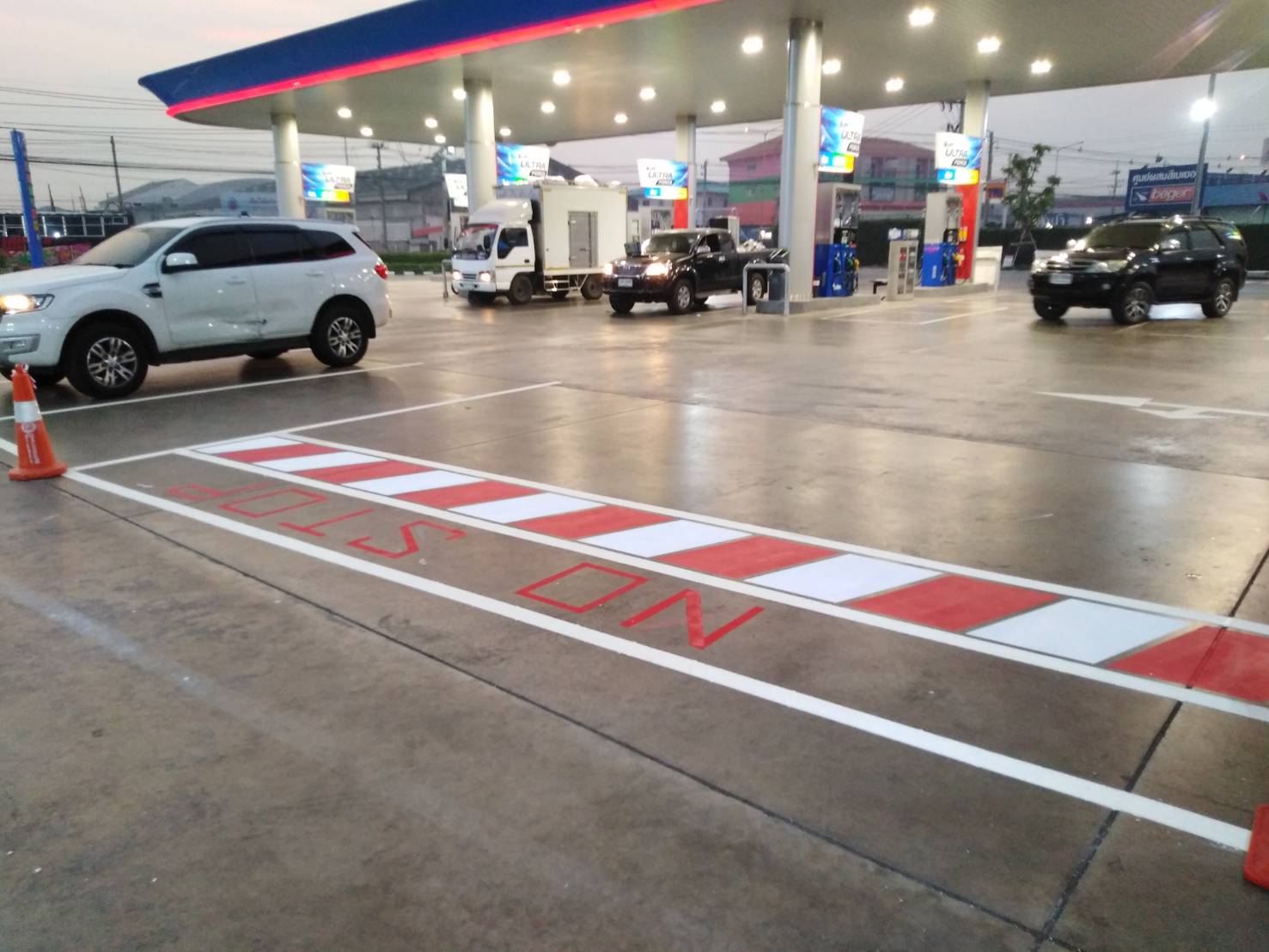 งานทาสีเหลืง-ดำ-ขาว-แดง ด้วยสีจราจร เฮียหมีตีเส้นจราจร