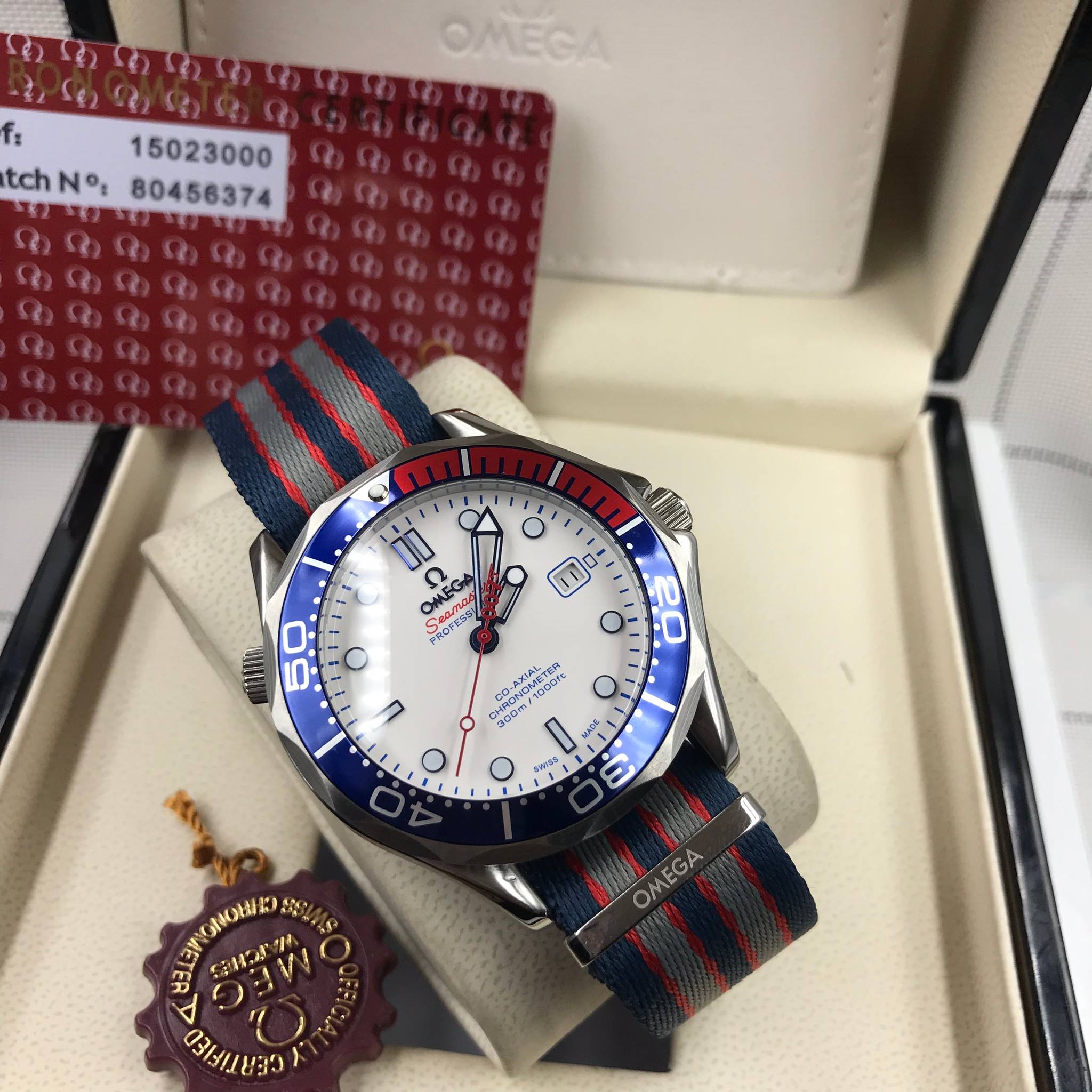 นาฬืกา Omega รุ่น Seamaster Master Chronometer สีเงิน กรอบเซรามิคหน้าน้ำเงินแดง สายผ้านาโน