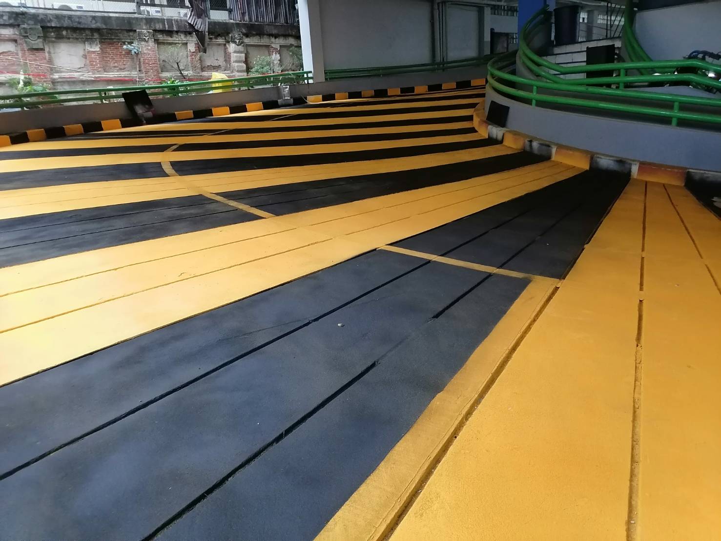 งานทาสีเหลืง-ดำ-ขาว-แดง ด้วยสีจราจร เฮียหมีตีเส้นจราจร