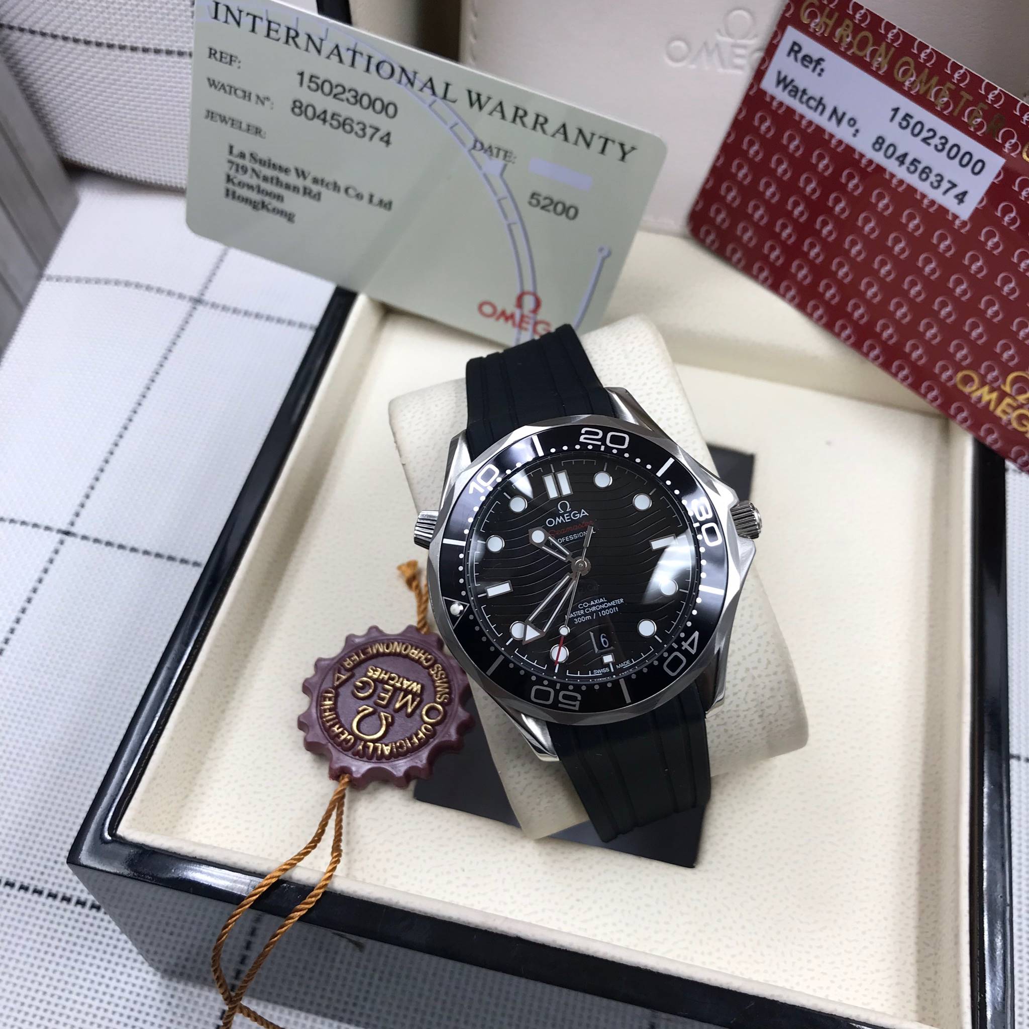 นาฬืกา Omega รุ่น Seamaster Master Chronometer สีเงิน กรอบเซรามิคสีน้ำเงิน สายซิลิโคน