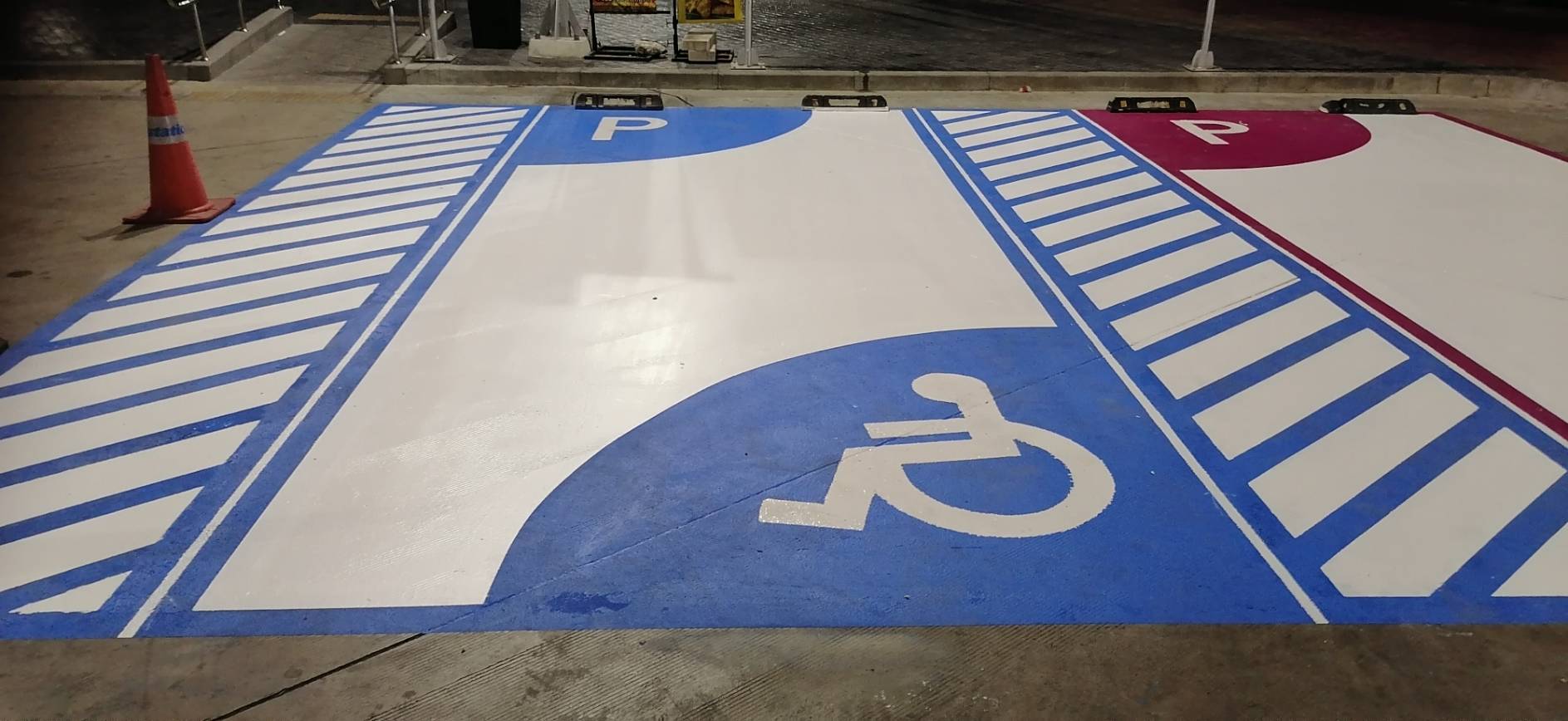 ช่องจอดรถคนพิการภายในปั้ม ป.ต.ท.สีโคลพลาสติก