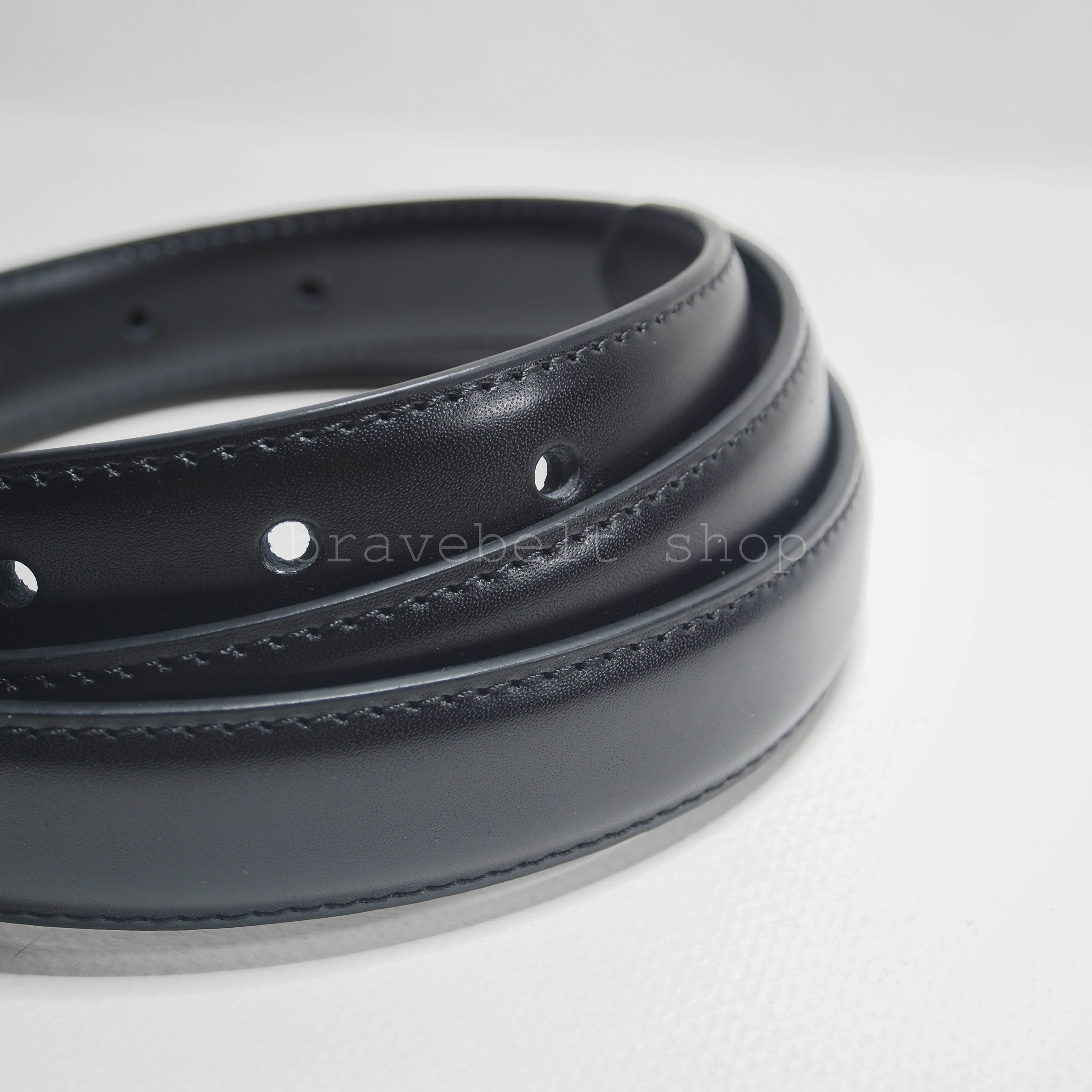 เข็มขัดหนังแฟชั่นผู้หญิงสีดำสวยๆ น่าใส่เป็นอย่างมาก หนังแท้ด้วย