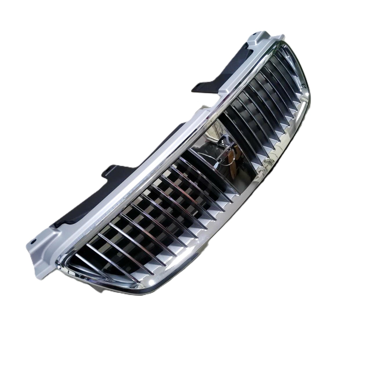 หน้ากระจัง NISSAN SUNNY NEO(ซันนี่ นีโอ) รุ่นที่2 ท้ายแตงโม (ลายแนวตั้ง) ไม่มีโลโก้ ปี2004-2005 (รหัส:NEO'04 TNG)