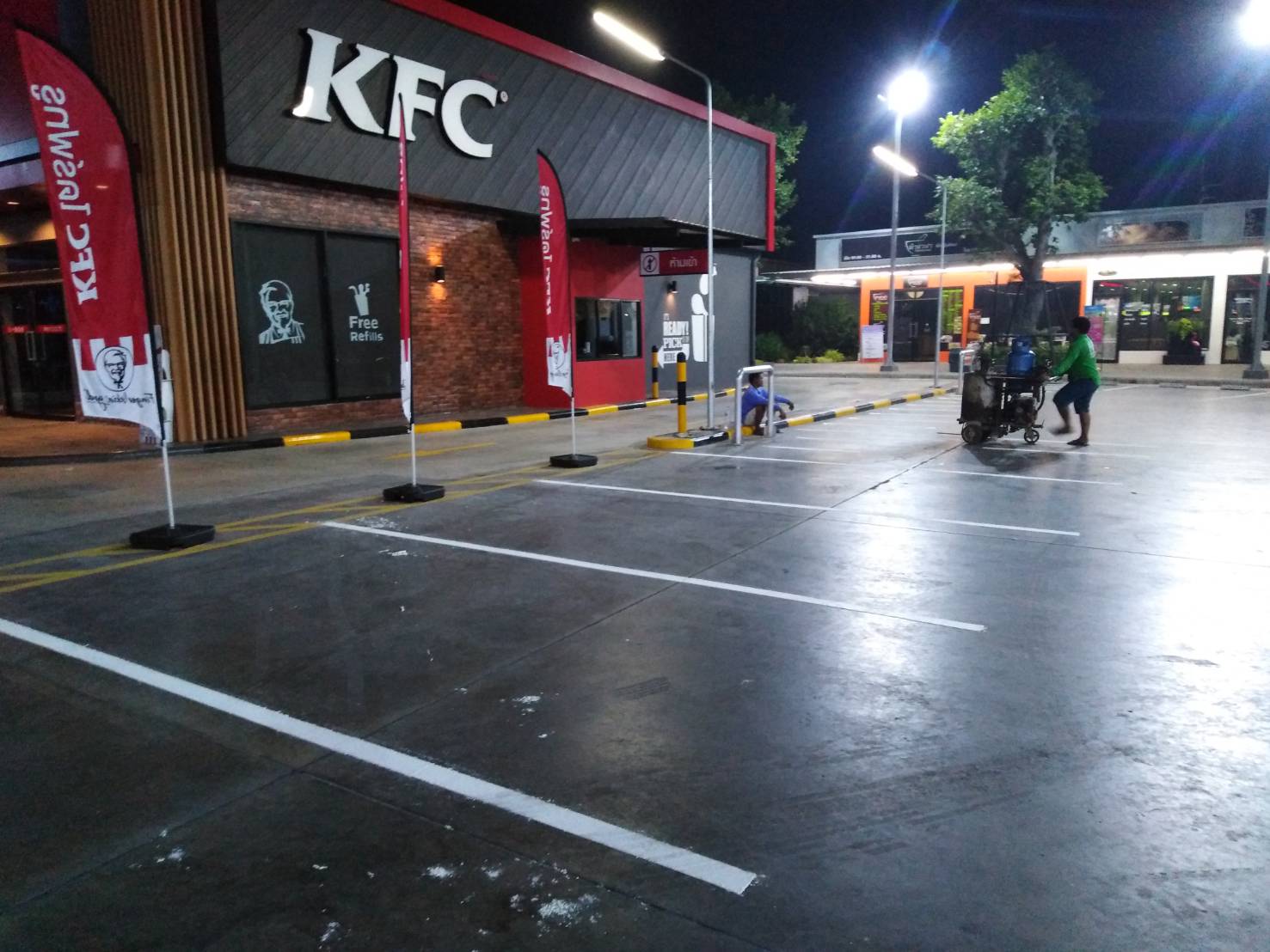 ตีเส้นช่องจอดรถยนต์,รถมอเตอร์ไซค์ตีเส้นจราจรภายในโณงงาน