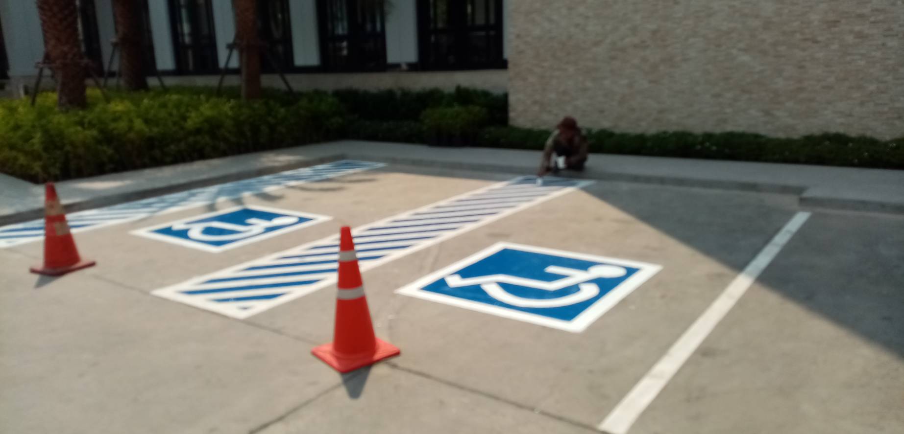 งานทำสัญลักษณ์ช่องจอดรถคนพิการ