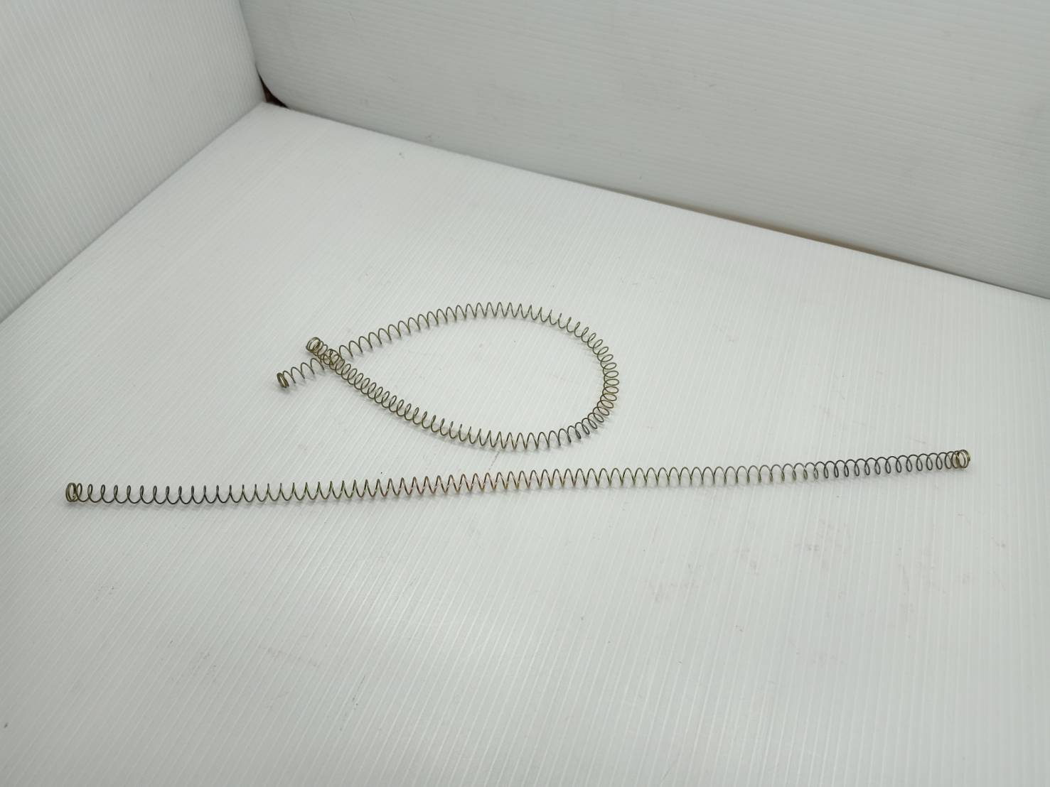 2 เส้น สปริง-ดัน ลวด 0.5 มิล x รูใน 5 มิล x วงนอก 6 มิล x ยาว 30 cm Pressure spring PS-05630