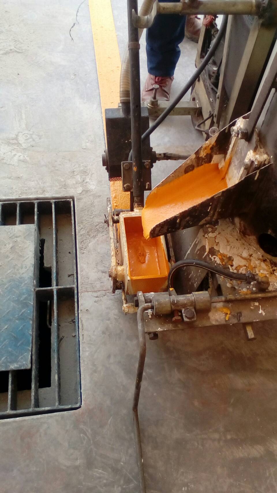 งานตีเส้นลานจอดรถ หน่วยงานนิคมอุตสาหกรรมนวนคร ปทุมธานี