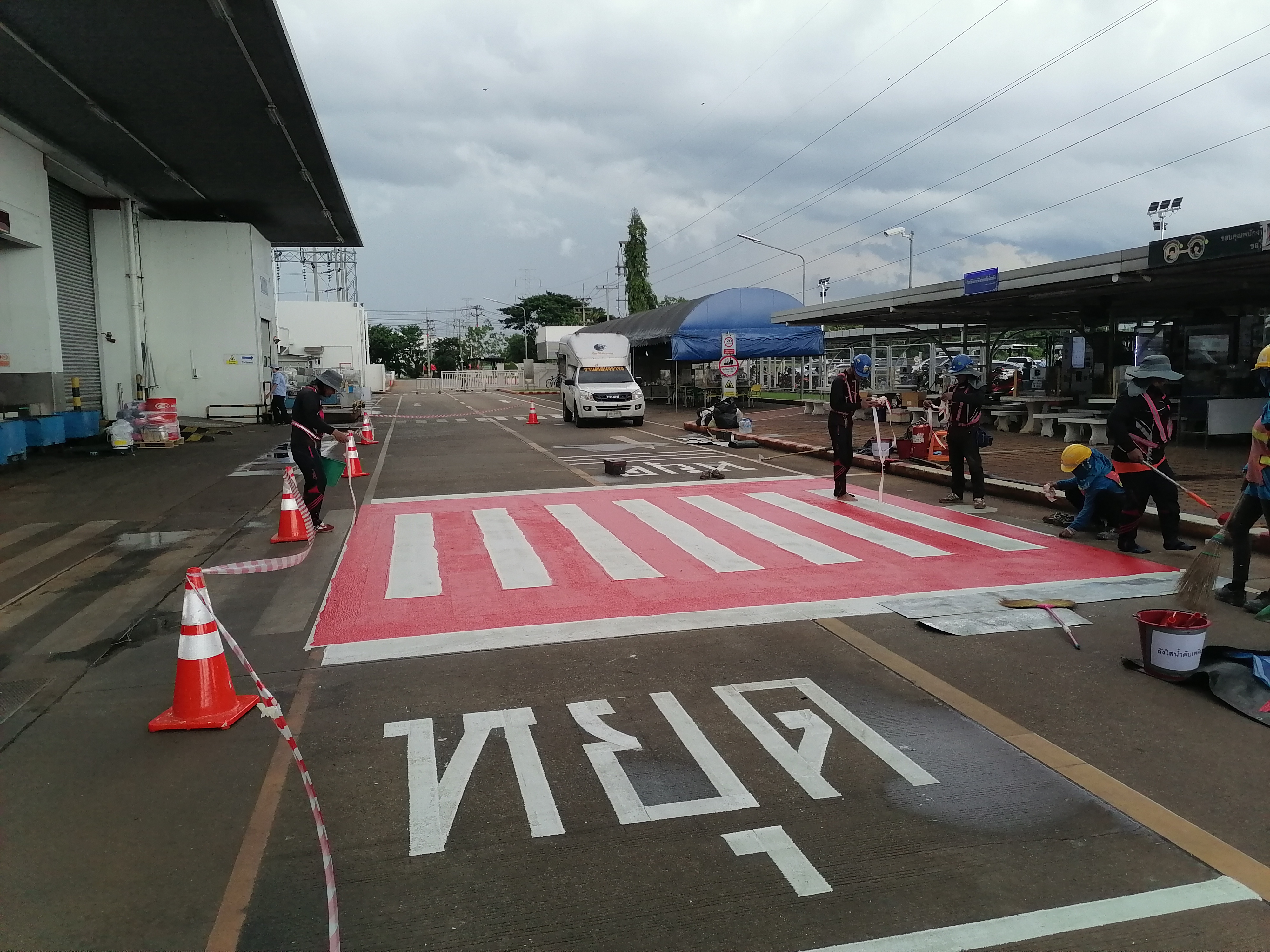 งานตีเส้นจราจร สีเทอรืโมพลาสติก ทางม้าลายสีแดง
