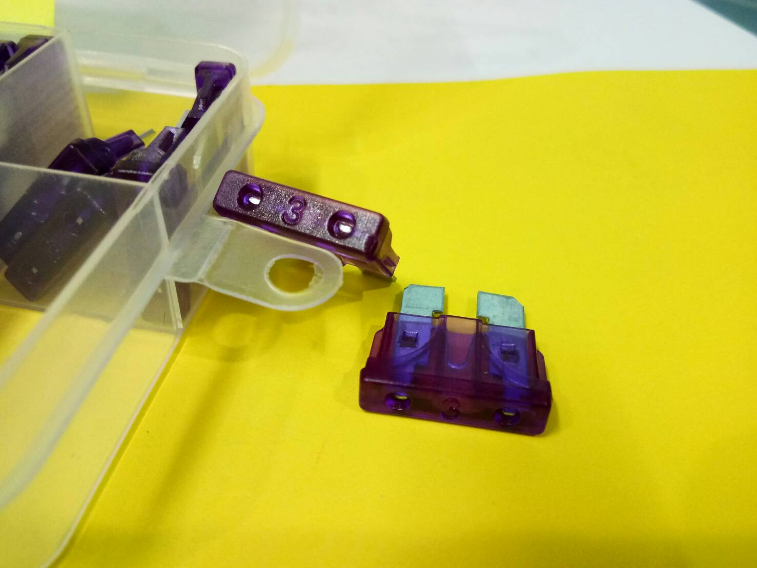 ฟิวส์สแตนดาส ฟิวส์เสียบ 3 แอมป์ Standard Type DC 9-32 V.10 ตัว/ แพ็ค