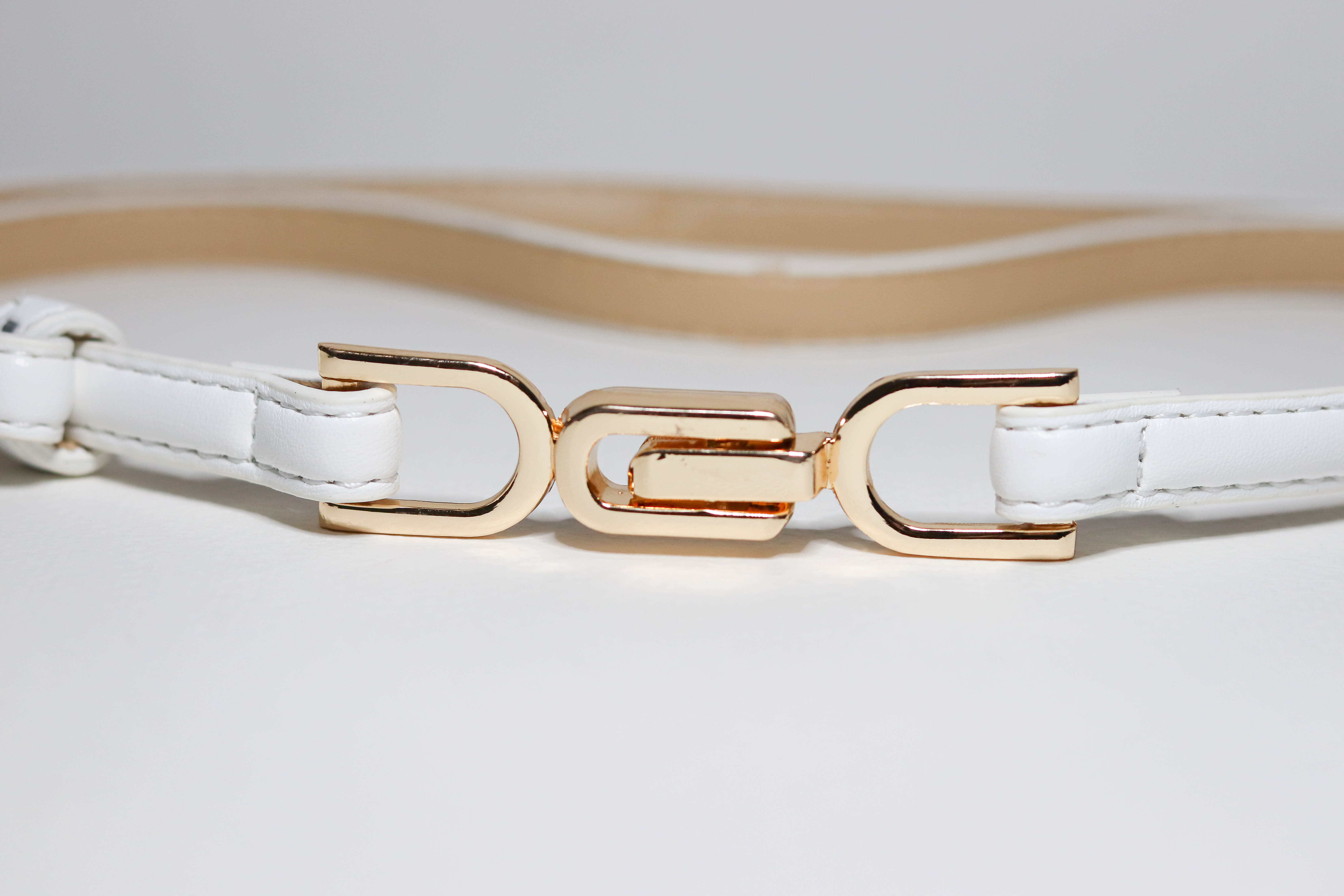 เข็มขัดฟรีไซต์ผู้หญิงสีขาว หัวเข็มขัดสีทอง ปรับสายได้