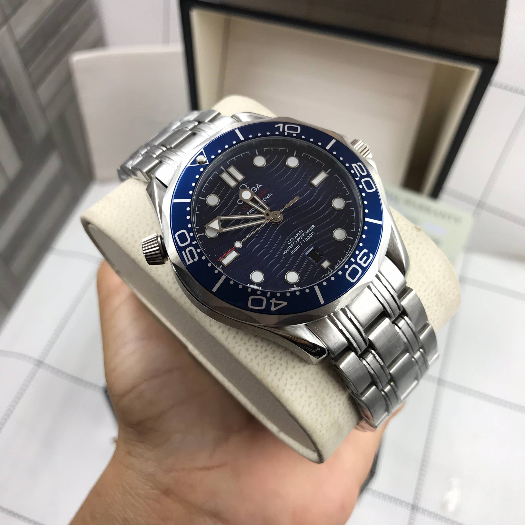 นาฬืกา Omega รุ่น Seamaster Master Chronometer สีเงิน กรอบเซรามิค สายเลสสีเงิน