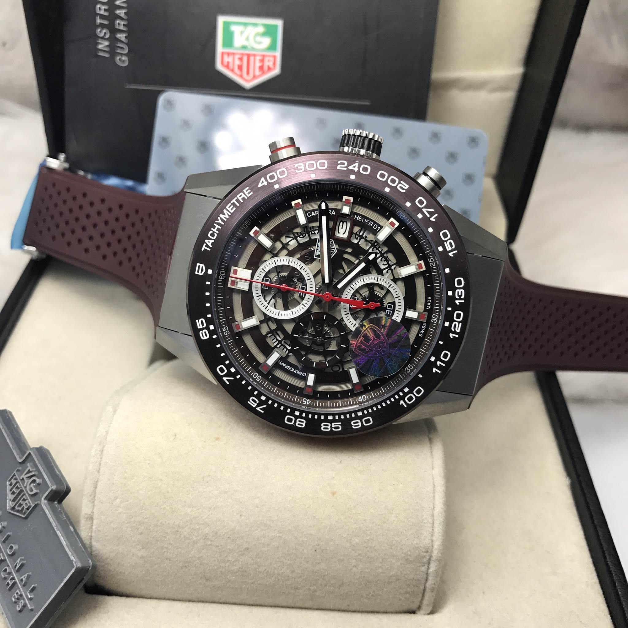 นาฬิกา Tag Heuer Carrera Calibre 01 Qurtaz Chronograph 45 MM.เข็มแดง ขอบนํ้าตาล สายซิลิโคน