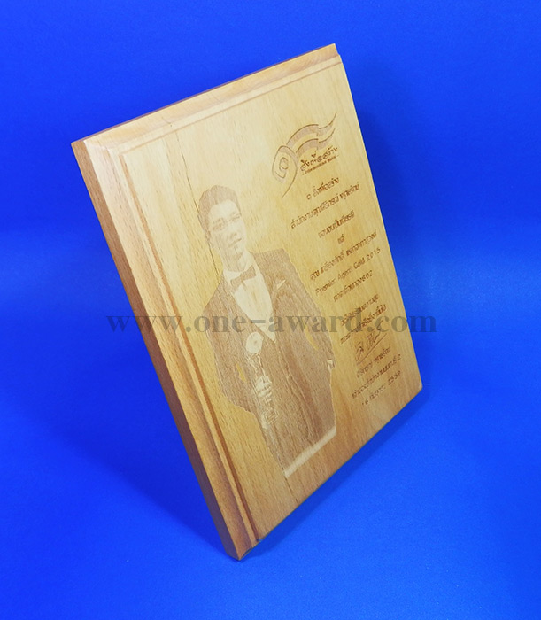 Code: W-3 (NEW) โล่ไม้บีช สลักเลเซอร์รูปเหมือน ความหนาไม้ 20 มม. ราคา 1,200บาท***รับผลิตสินค้าที่ 5 ชิ้น ขึ้นไป***