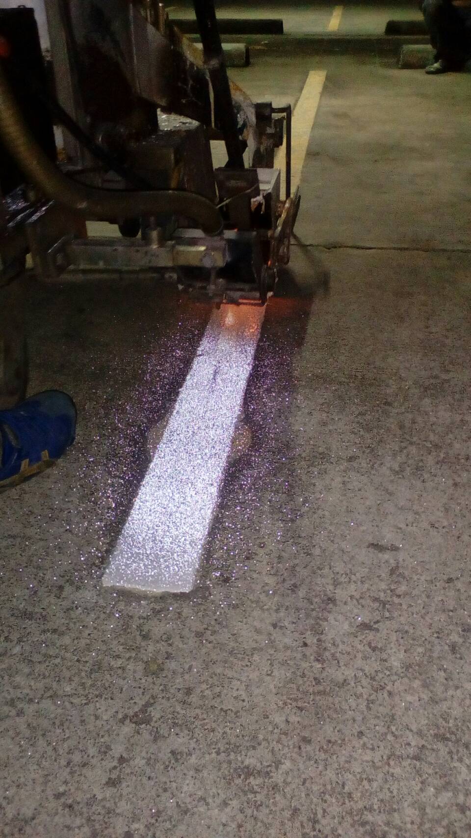 งานตีเส้นลานจอดรถยนต์ พร้อมลูกศรด้วยสีเทอร์โมพลาสติก หน่วยงาน โฮมโปรฯ สาขาราชพฤกษ์