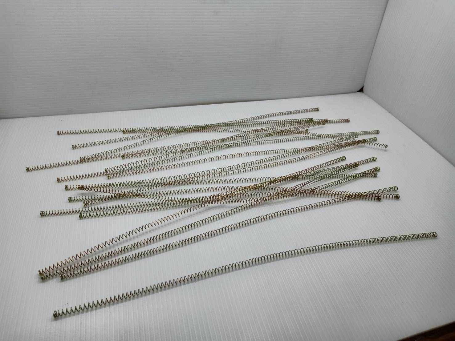 2 เส้น สปริง-ดัน ลวด 0.5 มิล x รูใน 3 มิล x วงนอก 4 มิล x ยาว 30 cm Pressure spring PS-05430