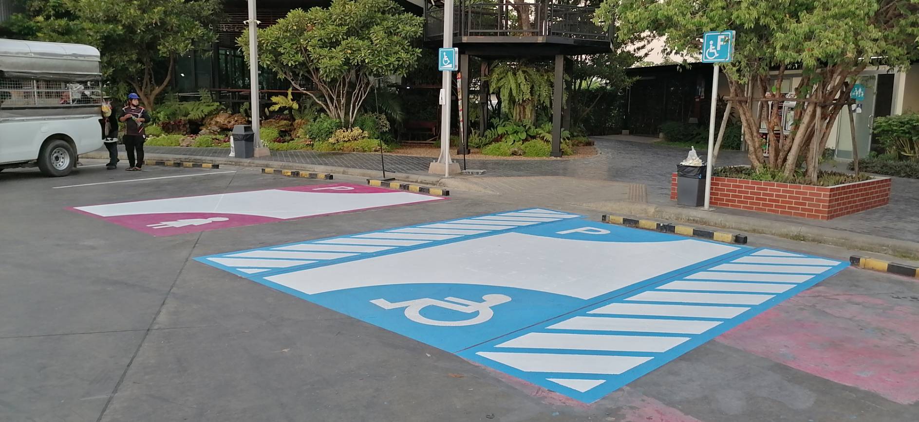 ช่องจอดรถคนพิการภายในปั้ม ป.ต.ท.สีโคลพลาสติก