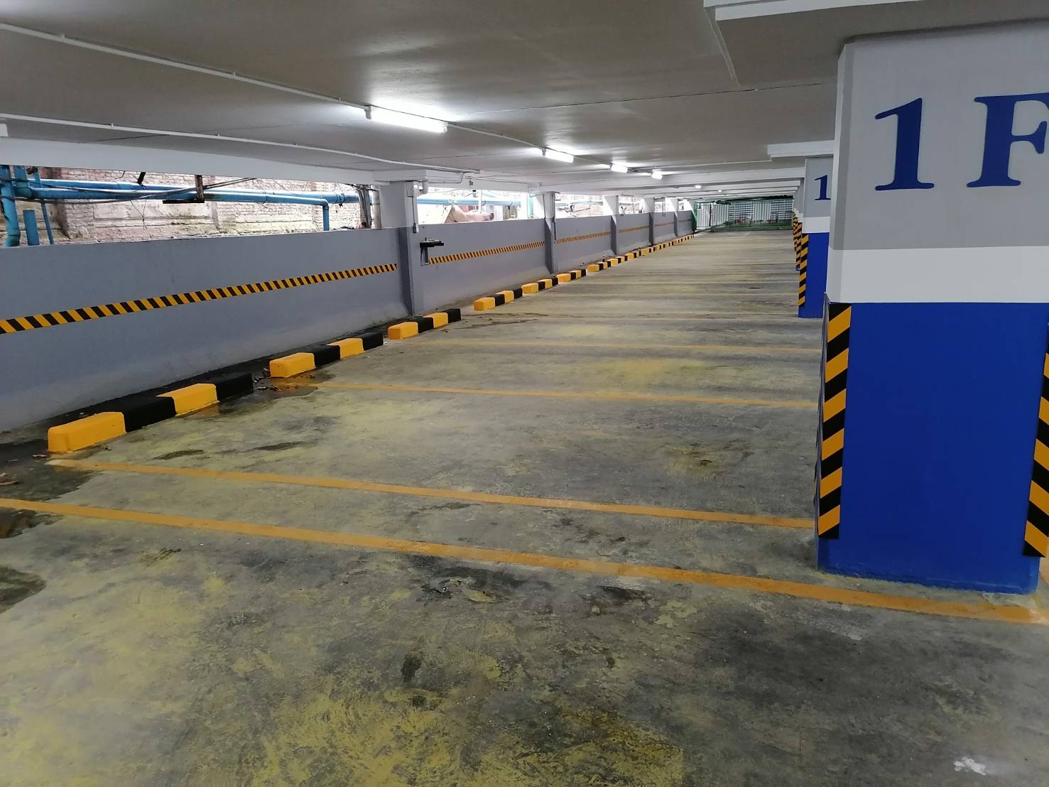 งานทาสีเหลืง-ดำ-ขาว-แดง ด้วยสีจราจร เฮียหมีตีเส้นจราจร