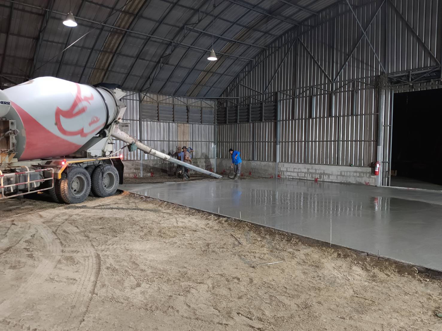 หน้างานซอยแลนด์24 บางนา เทพื้นโรงงาน