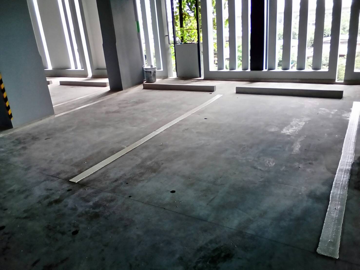 ตีเส้นช่องจอดรถภายในคอนโด กทม