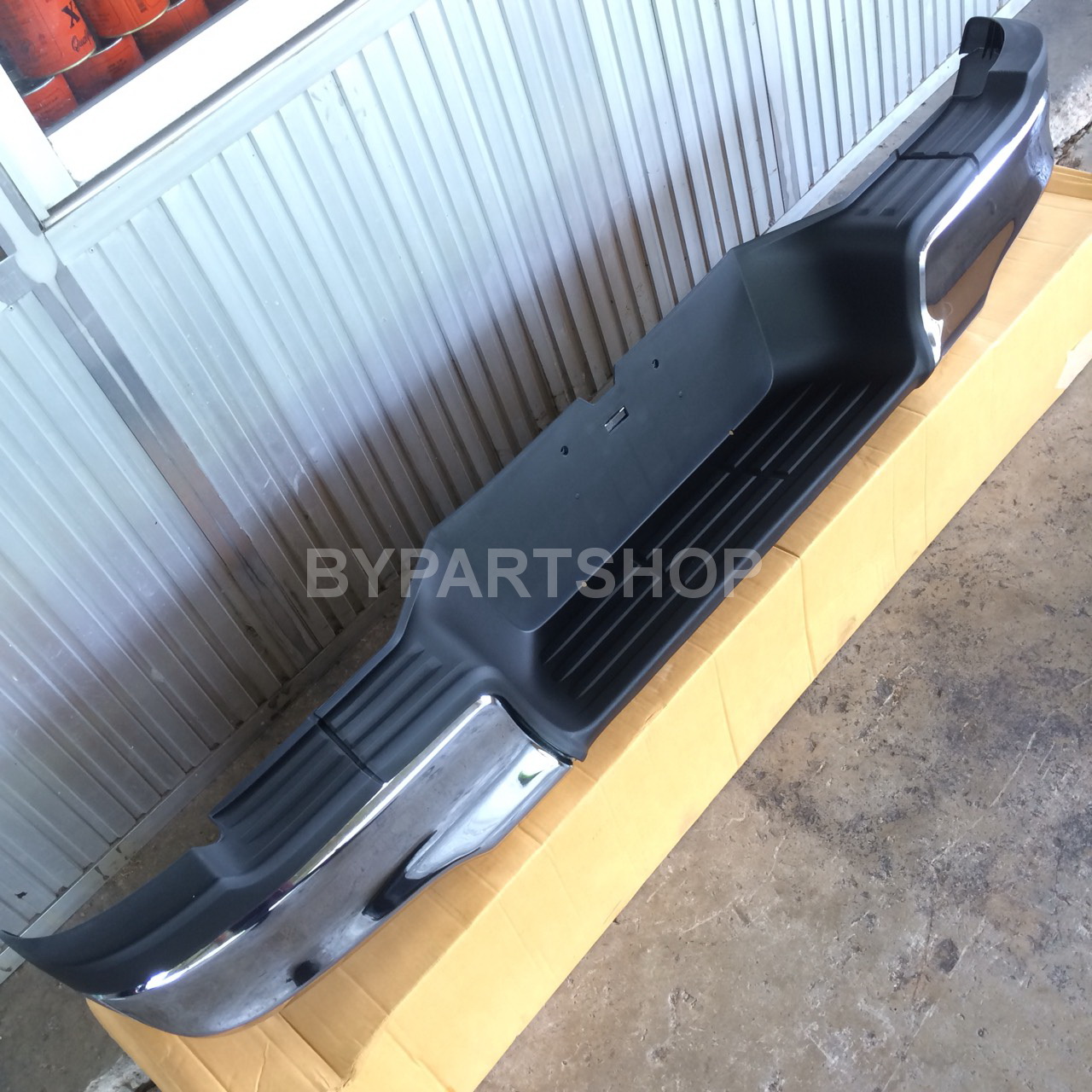 กันชนท้าย TOYOTA REVO(รีโว่)/REVO ROCCO(รีโว่ ร็อคโค่) ชุบโครเมียม ทรงศูนย์ ปี2015-2022 (ครบชุด) (AC-458,KV555ชุบ)