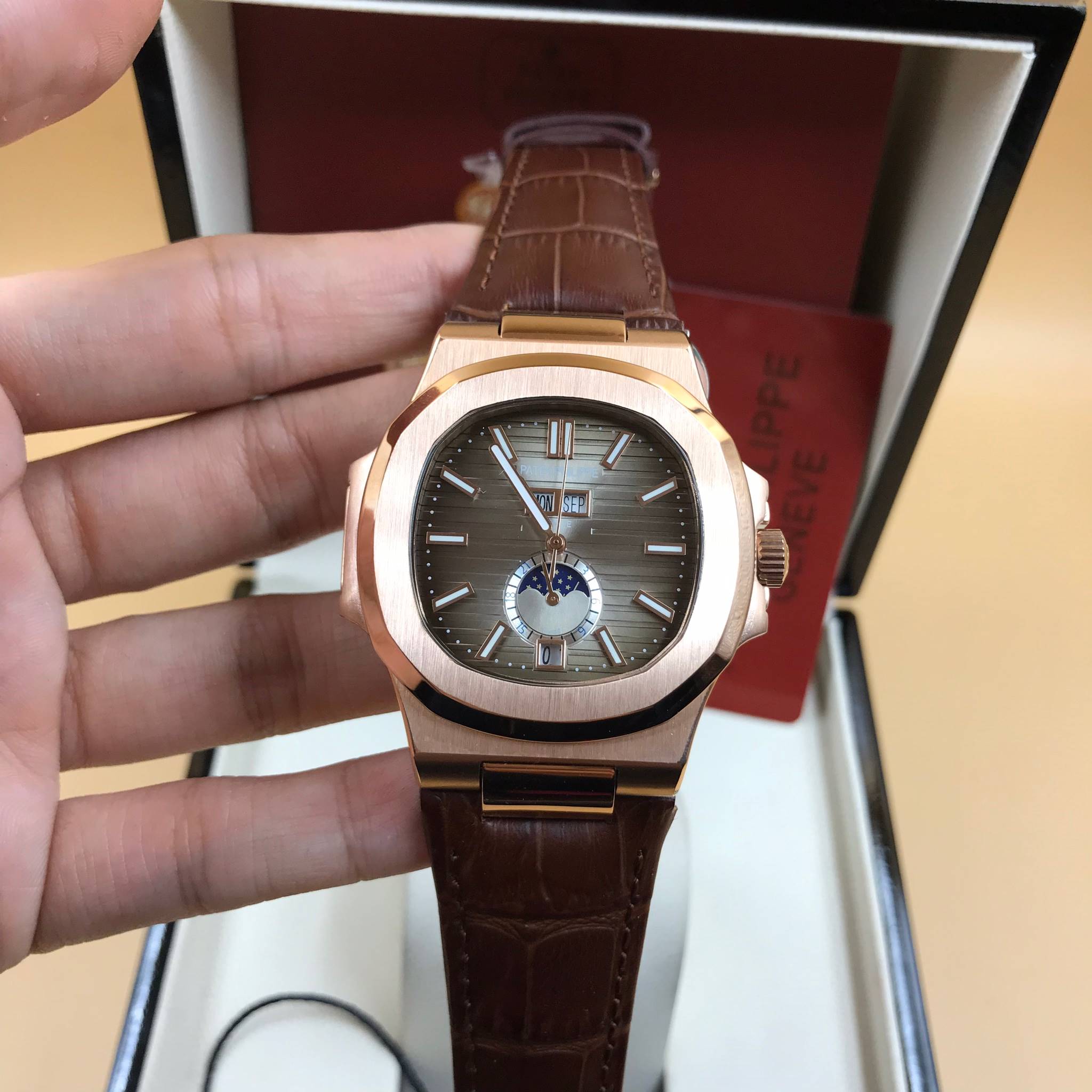 นาฬิกา Patek Philippe รุ่น Men"s Nautilus Annual Calendar หน้าน้ำตาลเทา