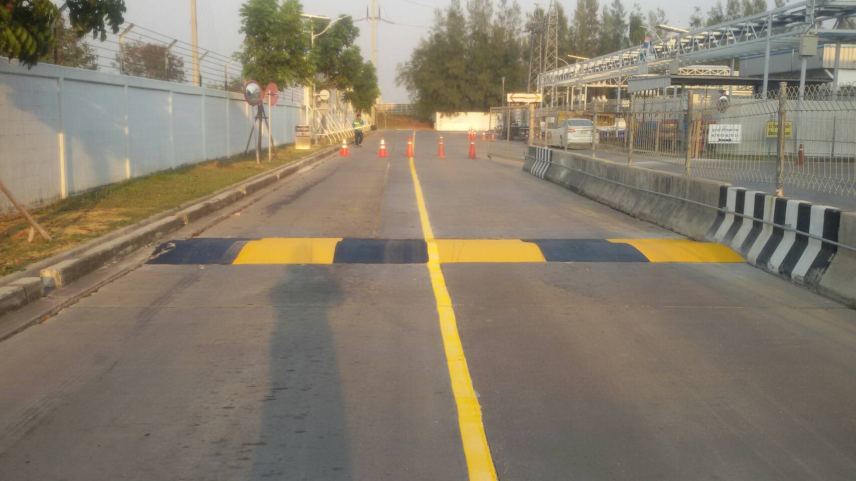 งานตีเส้นจราจรภายในโรงงานนิคมอุตสาหกรรมโรจนะ อยุธยา