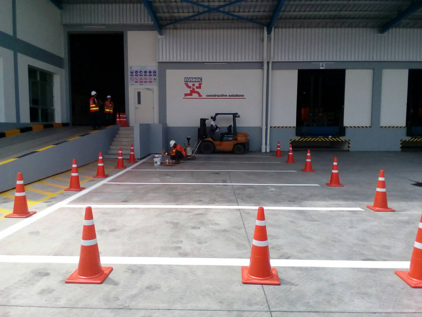 ตีเส้นจอรถภายในคอนโดด้วยสีเทอรืโมพลาสติก