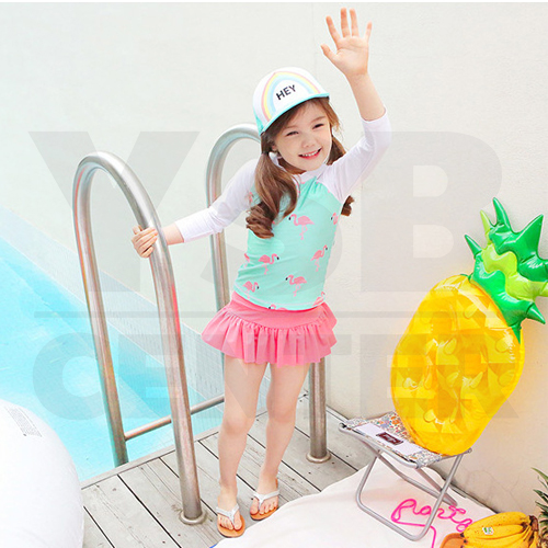 CASSA ชุดว่ายน้ำเด็ก ชุดว่ายน้ำเด็กผู้หญิงชุดว่ายน้ำเซ็ต 2ชิ้น เสื้อแขนยาว + กระโปรง (ลายฟามิงโก้) Size. 90-130 cm.