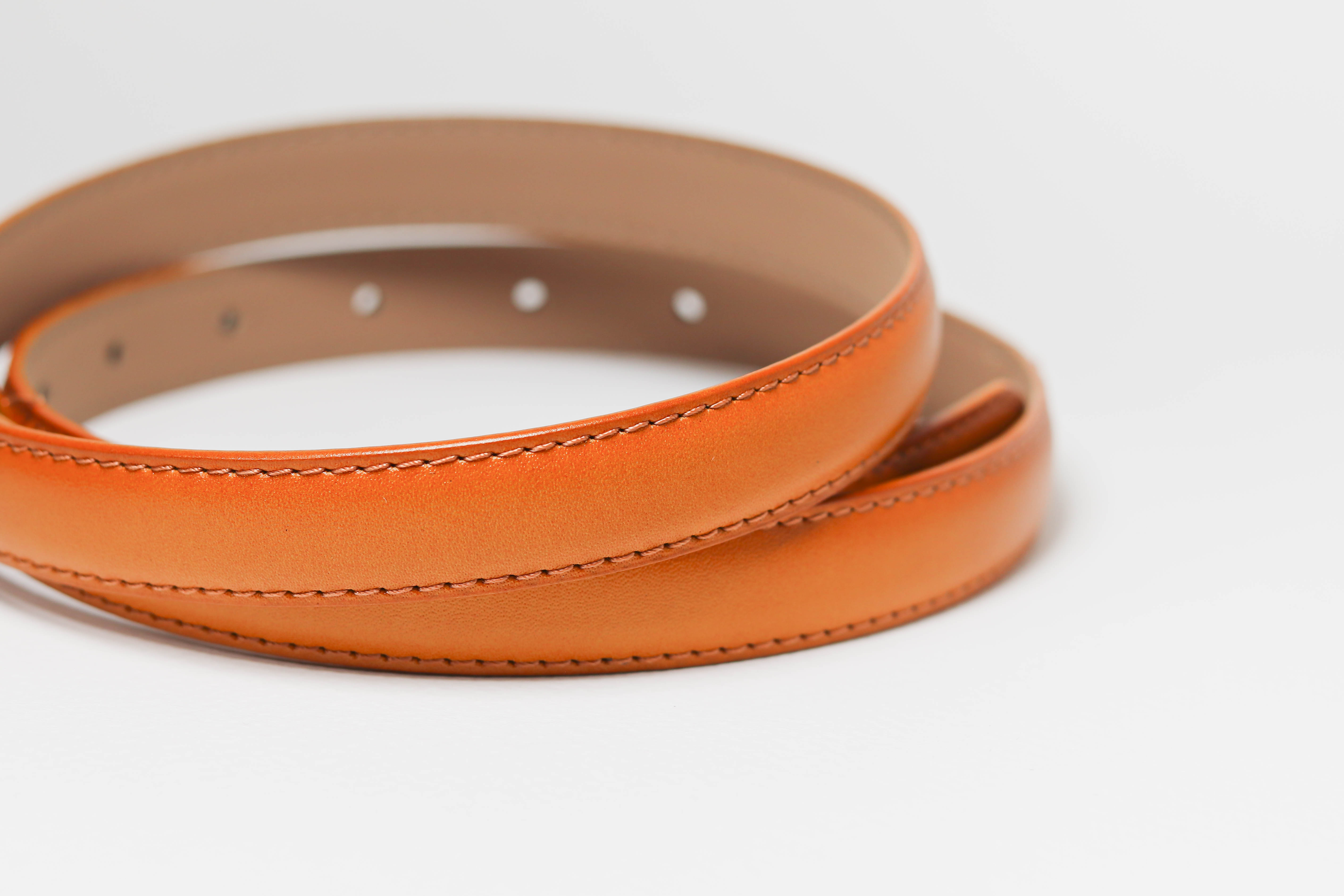 เข็มขัดแฟชั่นผู้หญิงสีน้ำตาลเส้นเล็กน่ารัก หัวสีทองสวย