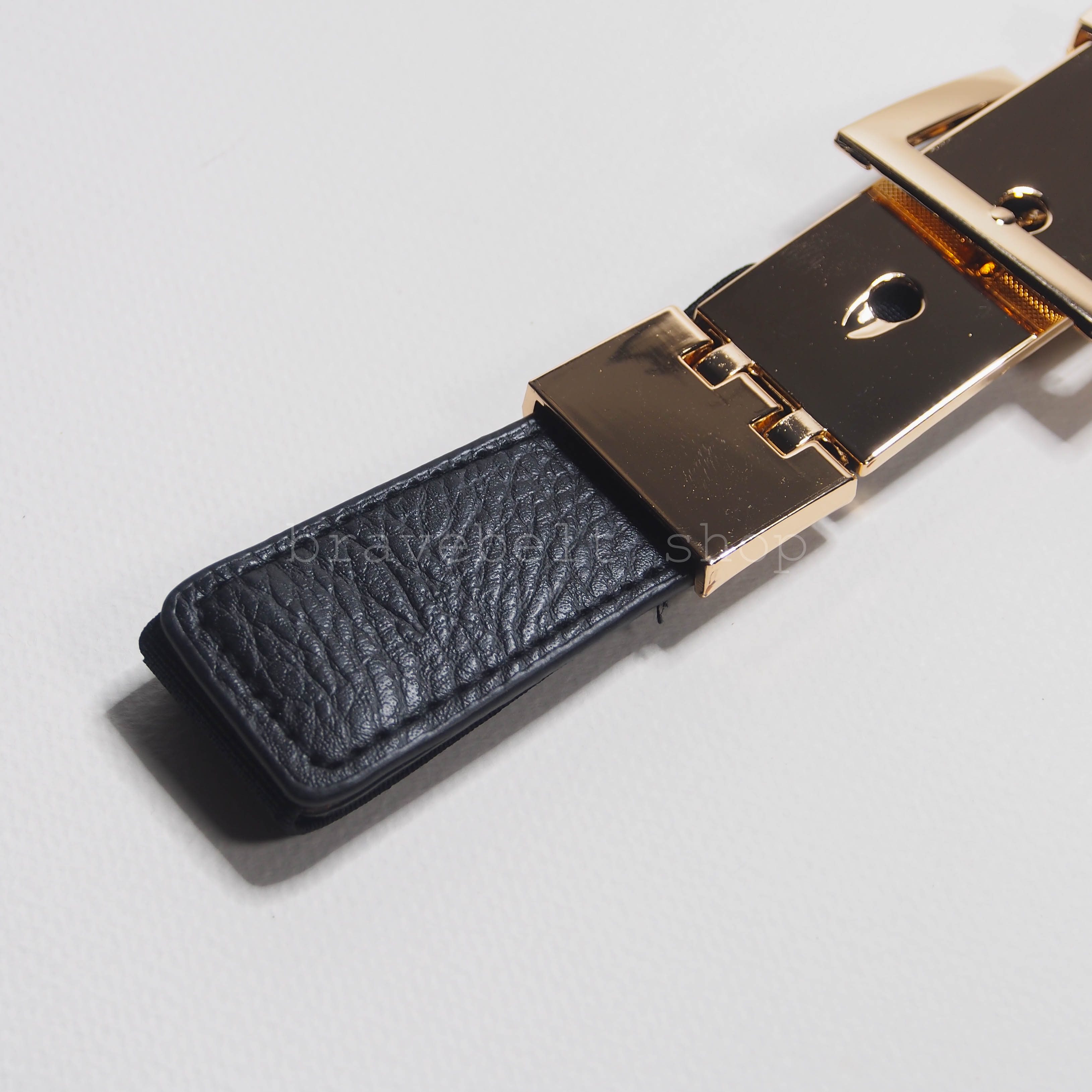 เข็มขัดยางยืดผู้หญิงสีดำ ทรงแฟชั่นสีทองสวยตัดกับหนังสีดำ