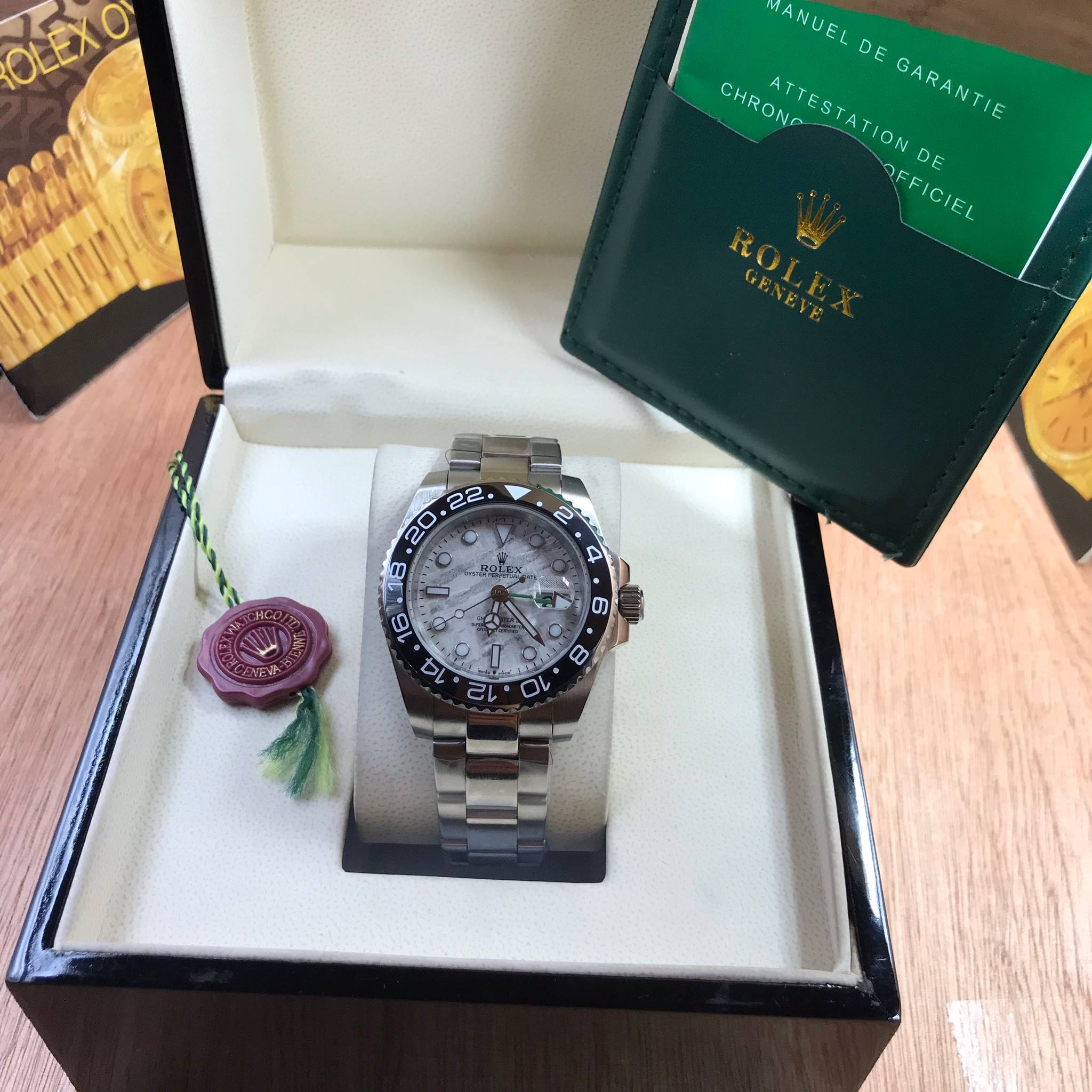 นาฬิกา Rolex รุ่น GMT Master II สีเงิน กรอบเซรามิค ดำ สายเลสสีเงิน หน้าปัดสีขาว