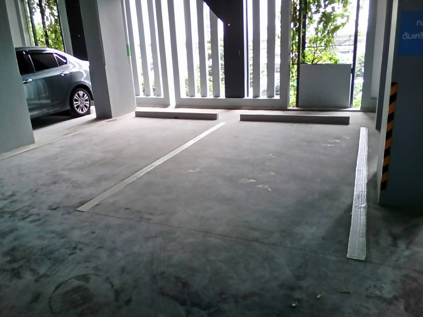 ตีเส้นช่องจอดรถภายในคอนโด กทม